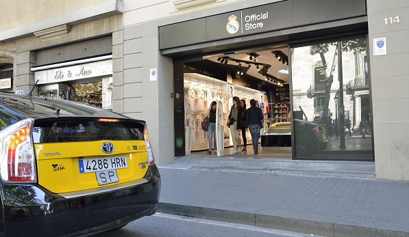 progenie administrar comodidad El Real Madrid 'asalta' Barcelona con una tienda oficial en Las Ramblas |  Palco23