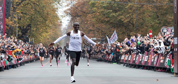 La compañía británica petroquímica, que invirtió quince millones de euros en el reto de Kipchoge, patrocinó el segundo intento del atleta keniata por bajar de las dos horas, que congregó a 4,8 millones de espectadores en Youtube y a 20.000 personas en las calles de Viena. 