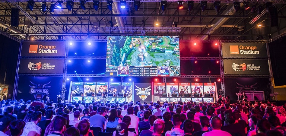 Heterogeneidad. Si hay una palabra que defina a la industria de los eSports es, sin duda, esa. Los deportes electrónicos se han consolidado como un producto más de entretenimiento, para lo que han roto las barreras de la virtualidad y se han acercado cada vez más al concepto de es-pectáculo deportivo.