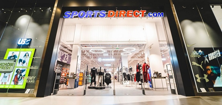 Sports Direct, a por el mercado español. La compañía británica de distribución de equipamiento deportivo controlada por el empresario Mike Ashley (dueño del New Castle United FC) prepara una batería de aperturas en España. En los próximos meses, Sports Direct pondrá en marcha cuatro tiendas más en el país, que se sumarán a las cuatro que tiene ahora. En 2020, la empresa abrirá en Granada y Valencia y, a principios de 2021, en Barcelona y Asturias, en el marco de un plan de expansión con el que plantará cara a su rival británico JD Sports, centrado también en España. Con estas aperturas, Sports Direct duplicará su red de establecimientos en el mercado español, donde actualmente cuenta con cuatro puntos de venta. El grupo desembarcó en España en 2013 con un primer punto de venta en Puerto Venecia, en Zaragoza, al que en 2015 se sumó otro en Parque Corredor, ubicado en Torrejón de Ardoz, en Madrid. La empresa ha esperado cinco años más para engordar su red en el mercado español, pero lo hará a toda velocidad. En las últimas semanas, Sports Direct ha sumado su primer punto de venta en Castellón, ubicado en el centro comercial La Salera, y ha instalado una macrotienda en el parque comercial Río Norte, en Madrid. En las próximas semanas, la empresa desembarcará en el parque comercial Sedaví, en Valencia y, posteriormente, en Armilla, en Granada. Con estas cuatro aperturas, Sports Direct completará su batería de 2020, pero a principios de 2021 entrará también en Barcelona y Asturias.   Sports Direct abrirá en Sedaví, en Valencia, y Armilla, en Granada, en las próximas semanas   A estas seis aperturas se sumarán cuatro más antes de abril de 2021, cuando la compañía finalizará el ejercicio en curso, pues las previsiones de Sports Direct pasaban por la puesta en marcha de diez tiendas en España en el ejercicio 2021, según consta en la memoria de Frasers Group, matriz de la empresa de distribución deportiva, de 2020. La actividad de Sports Direct en España se dirige desde Londres. Los nuevos puntos de venta se enmarcan en una operación inmobiliaria realizada por la compañía el año pasado. Sports Direct compró seis locales de gran superficie ocupados anteriormente por Toys’R’us. El fondo Greem Swan rescató la cadena de juguetes en el verano de 2019, pero se deshizo de activos inmobiliarios para aligerar costes. Sports Direct pagó 40,1 millones de euros por estos seis activos y uno más en otro país europeo. La compañía se vuelca en España con un nuevo concepto de tienda con el que quiere elevar su imagen en el país. Los últimos establecimientos puestos en marcha incluyen bajo un mismo techo la oferta de Sports Direct y USC, esta segunda también propiedad de Frasers Group y especializada en moda urbana. Este concepto es una adaptación del que el grupo está implantando en Reino Unido, en establecimientos como el abierto recientemente en el centro comercial Cascades, en Portsmouth. Los establecimientos de Reino Unido agrupan los conceptos Sports Direct, USC, Evans Cycles (especializada en ciclismo) y Game (cadena de videojuegos). De este modo, Frasers Group une el deporte físico con el digital a través de todos sus conceptos.  La empresa basa su crecimiento en la compra de seis antiguos locales de Toys’R’us por 40 millones de euros   Sports Direct es uno de los mayores grupos de Europa de distribución de equipamiento deportivo, junto con la francesa Decathlon y la central de compras Intersport. Fundado por Mike Ashley, la empresa ha ido creciendo mediante adquisiciones de compañías, todas ellas del sector del deporte. En 2019, el grupo Sports Direct cambió su nombre a Frasers Group, después de que su propietario, Mike Ashley, se hiciera con el control de los grandes almacenes House of Fraser. Tras el cambio de nombre, el grupo está estructurado en seis segmentos de negocio: UK Sports Retail, Premium Lifestyle, House of Fraser Retail, European Sports Retail, Rest of World Retail y Wholesale & Licencing (en esta última se incluyen marcas como Lonsdale, Everlast o Slazenger). La división de retail en Reino Unido incluye el negocio de Sports Direct en el mercado, pero también el de USC, Evans Cycles y 34 gimnasios, así como la cadena de videojuegos Game. Esta área de negocio cuenta con 540 tiendas, la mayor parte operadas por Sports Direct y USC, y copa el 59,2% del negocio del grupo, con unos ingresos de 2.187 millones de libras (2.441 millones de euros) a cierre del último ejercicio.  La compañía implanta en España un concepto de tienda que agrupa las cadenas Sports Direct y USC   Con unos ingresos de 204,8 millones de libras (229 millones de euros), Premium Lifestyle representa el 5,5% de las ventas del grupo. Esta unidad de negocio está especializada en ropa, calzado y accesorios de segmento alto, con marcas como Flannels, Cruise o Van Mildert. House of Fraser Retail, que generó unos ingresos de 331 millones de libras (369 millones de euros (un 8,9% del total), agrupa las 54 tiendas de House of Fraser, adquiridas por Sports Direct en 2018. Las tiendas del grupo en el resto de Europa están incluidas en European Sports Retail, que suma 251 establecimientos y generó en el último ejercicio unos ingresos de 599,8 millones de libras (624,8 millones de euros), un 16,2% del negocio total. En el resto del mundo, la empresa opera en Estados Unidos con la cadena Bob’s Stores y Eastern Mountain Stores, así como en Malasia con Sports Direct. El grupo finalizó el ejercicio 2019 (cerrado en abril de 2020) con unos ingresos de 3.957,4 millones de libras (4.416 millones de euros), frente a los 3.701,9 millones de libras (4.132 millones de euros) del año anterior.