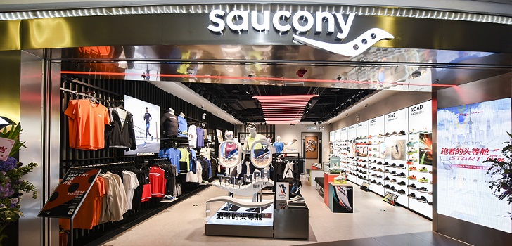 Saucony toma posiciones en China tras aliarse con Xtep: abre ‘flagship’ en Shanghái