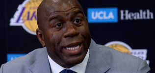 Magic Johnson dimite como presidente de operaciones de los Lakers