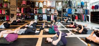 Lululemon factura 825 millones hasta septiembre