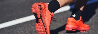 Under Armour escala un 8% en el tercer trimestre y mejora sus previsiones